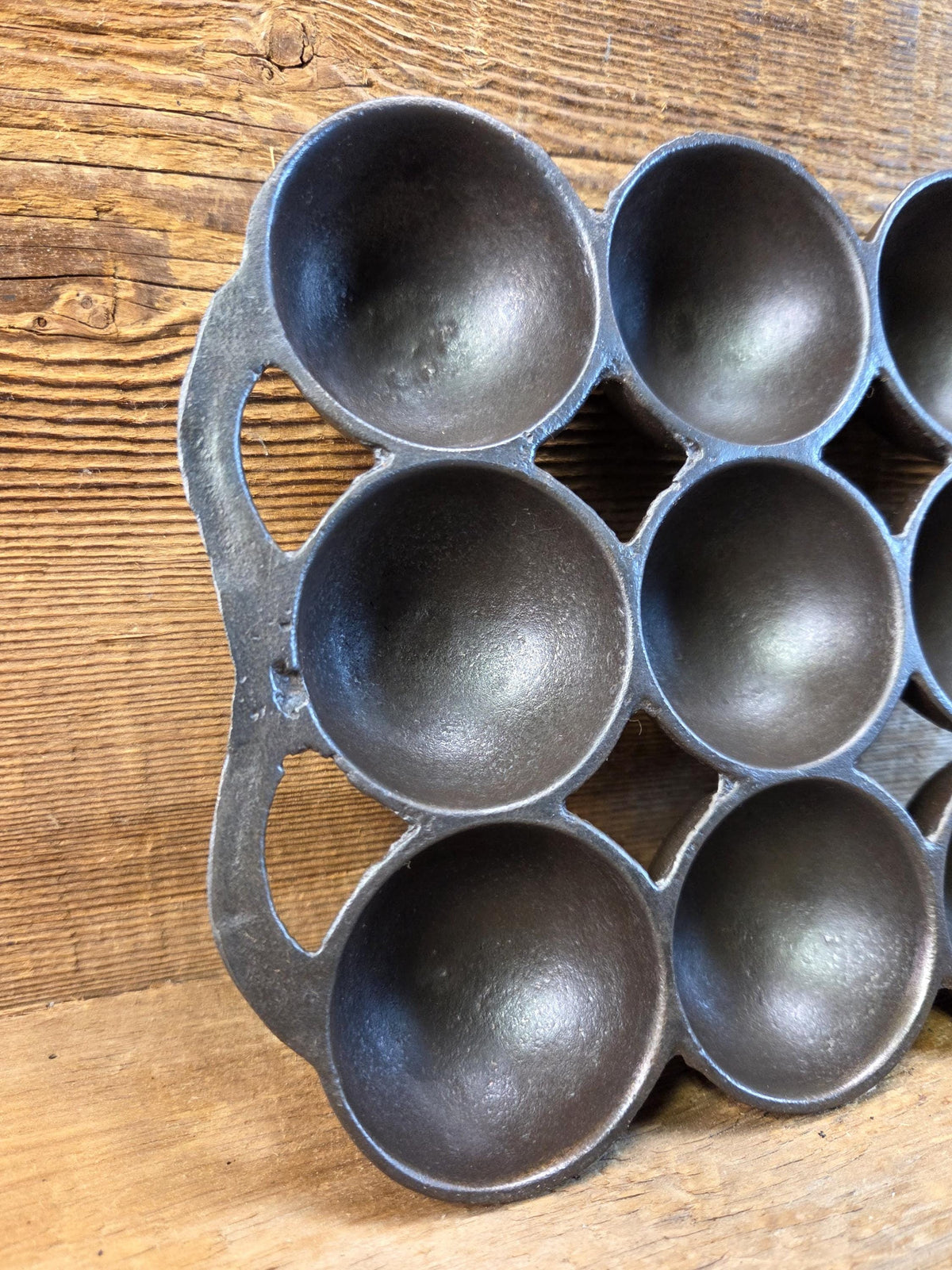 Great gift! 1930’s #9 Wagner ’golf ball’ brownie pan. Open air design gorgeous!