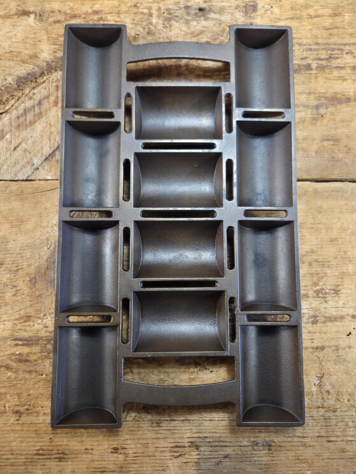Unknown French Roll No. 11 Pan raised No. 11 & French Roll markings. Rumored Griswold but likely Unknown Beautiful