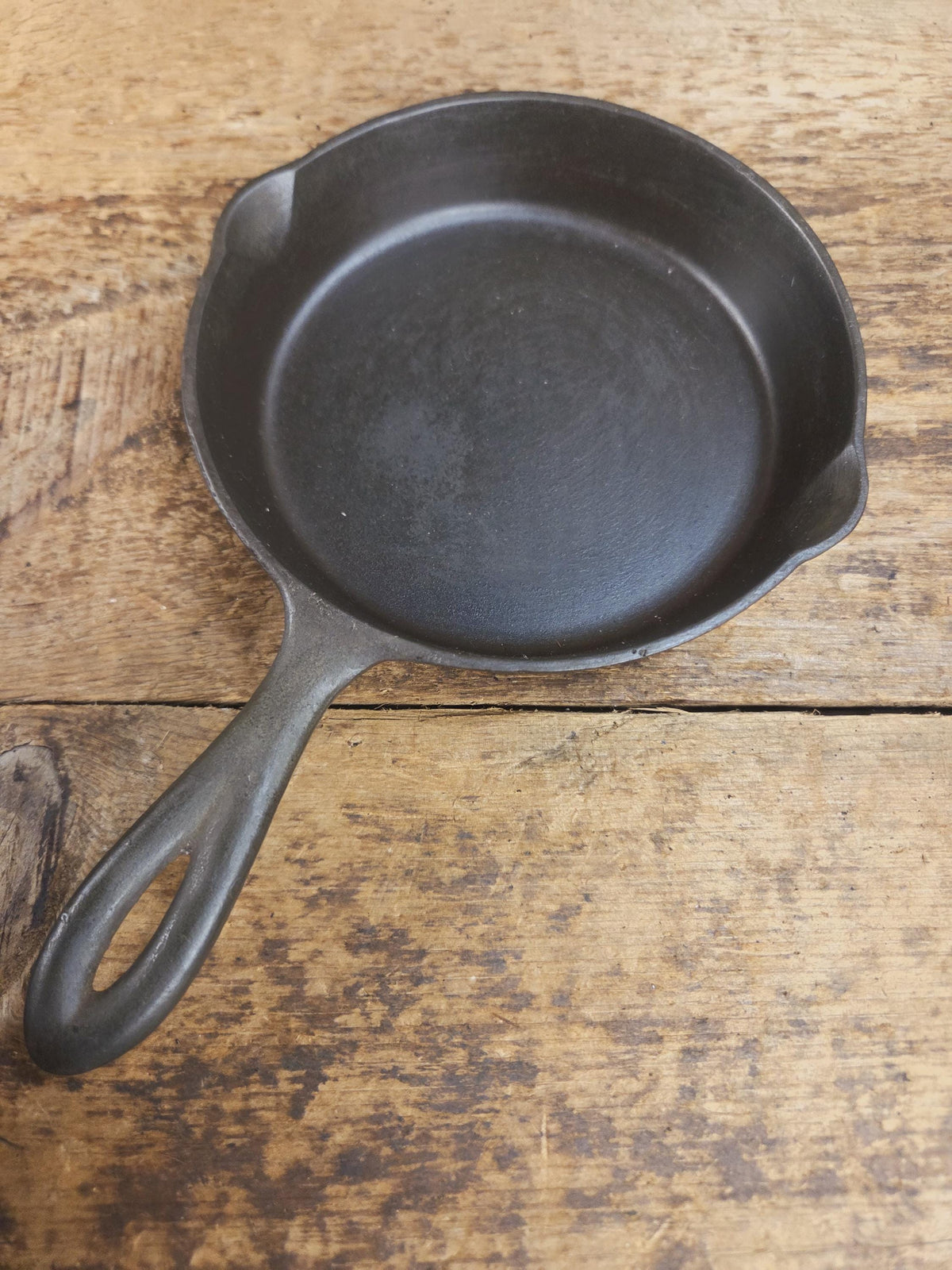 Cool story! 1920’s Chicago Hardware Foundry #3 Classic Hammered Egg Skillet. SC24