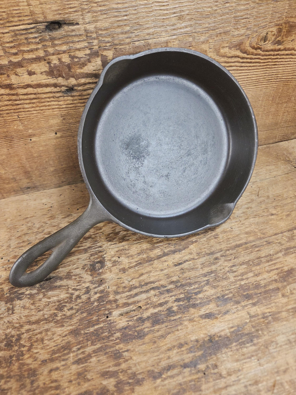 Cool story! 1920’s Chicago Hardware Foundry #3 Classic Hammered Egg Skillet. SC24