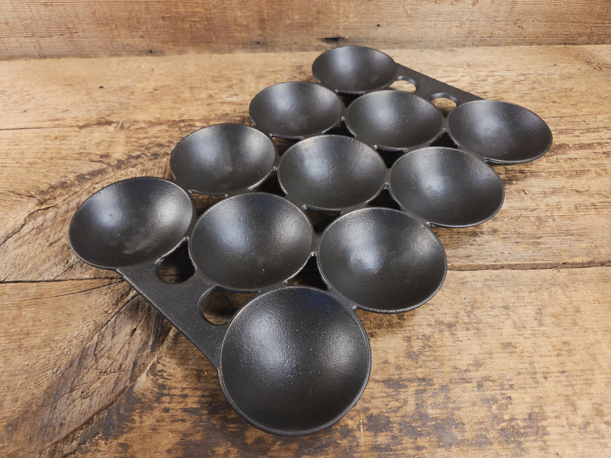 Beautiful Griswold 1910’s No. 3 Gem Pan 11 cup p/n 942 Variation #2 (Rarity 4 out of 10) Bakeware