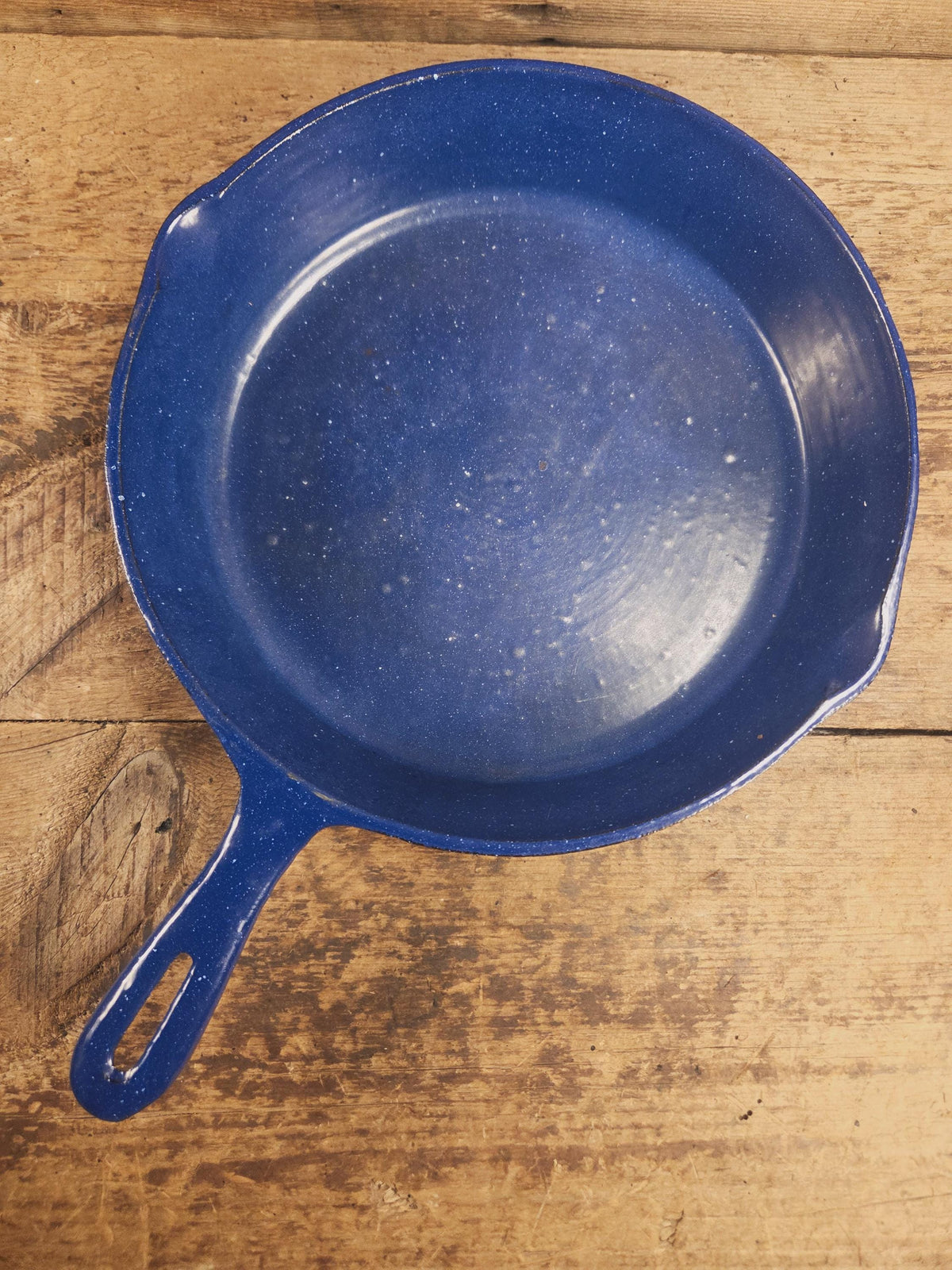 1930’s Wagner Unmarked #8 Cast Iron Sautee Skillet with blue speckled enamel! SC24 Skillet