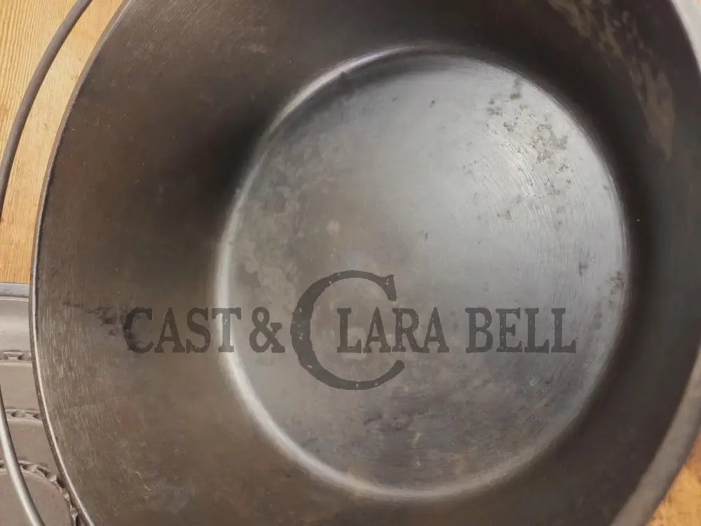 Large 1930’s Wagner Ware #9 Cast Iron Dutch Oven 1259 with Sawtooth lid! Unique pattern shift on lid Dutch Ovens