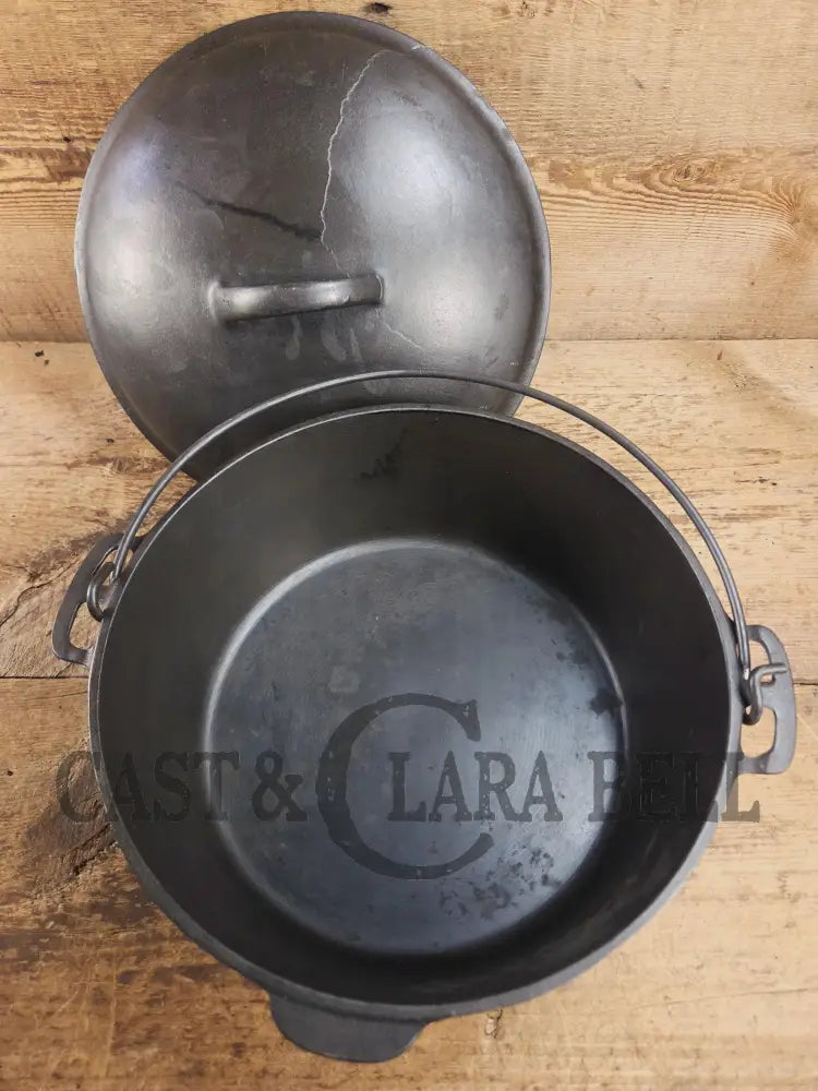 Large 1930’s Wagner Ware #9 Cast Iron Dutch Oven 1259 with Sawtooth lid! Unique pattern shift on lid Dutch Ovens