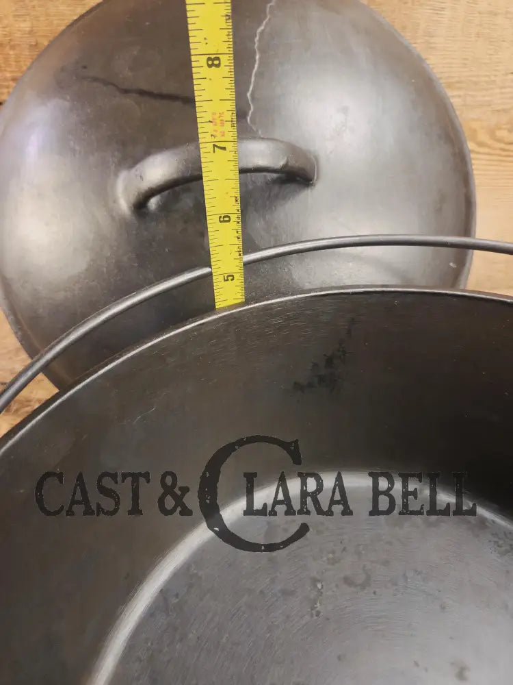 Large 1930’s Wagner Ware #9 Cast Iron Dutch Oven 1259 with Sawtooth lid! Unique pattern shift on lid Dutch Ovens