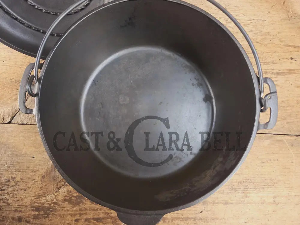 Large 1930’s Wagner Ware #9 Cast Iron Dutch Oven 1259 with Sawtooth lid! Unique pattern shift on lid Dutch Ovens