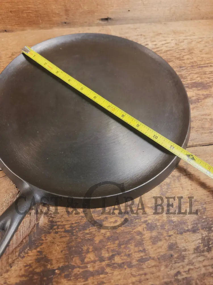 Largest of the handled griddles. 1930’s Era Wagner Ware #10 Cast Iron Round Griddle 1110 Makes great Grilled Cheese!