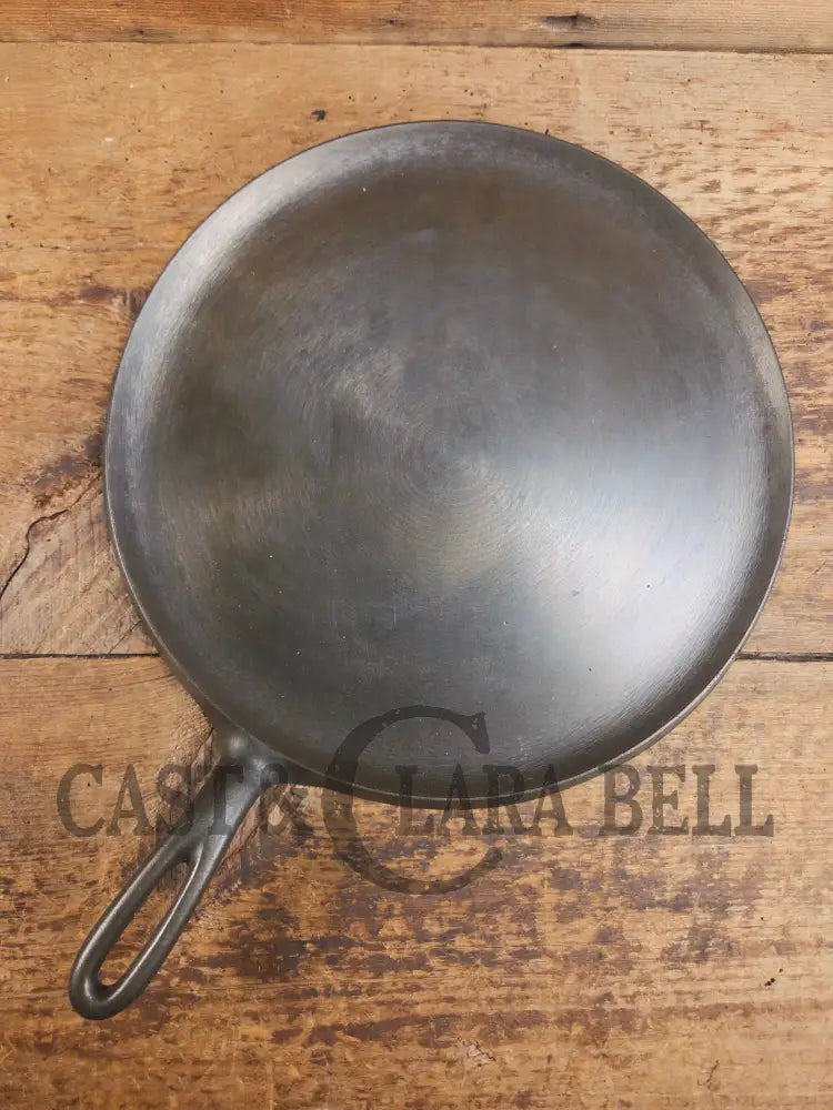 Largest of the handled griddles. 1930’s Era Wagner Ware #10 Cast Iron Round Griddle 1110 Makes great Grilled Cheese!