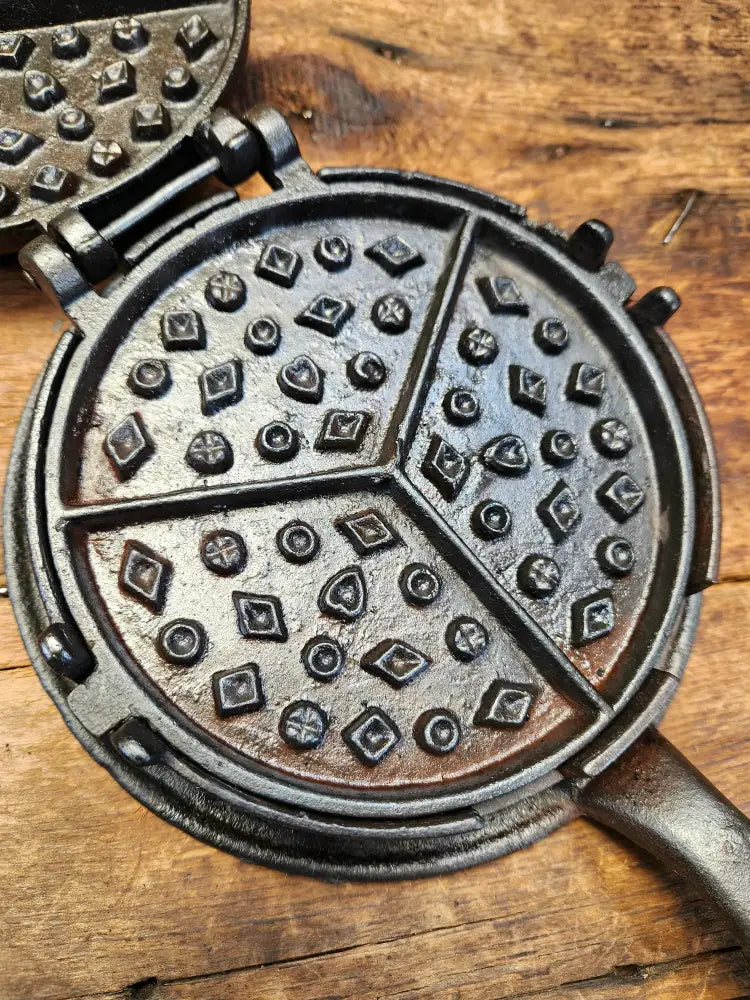 Late 1800’S Patton Style #6/7 Cast Waffle Iron. Playing Card Pattern. Compact And Ready To Make