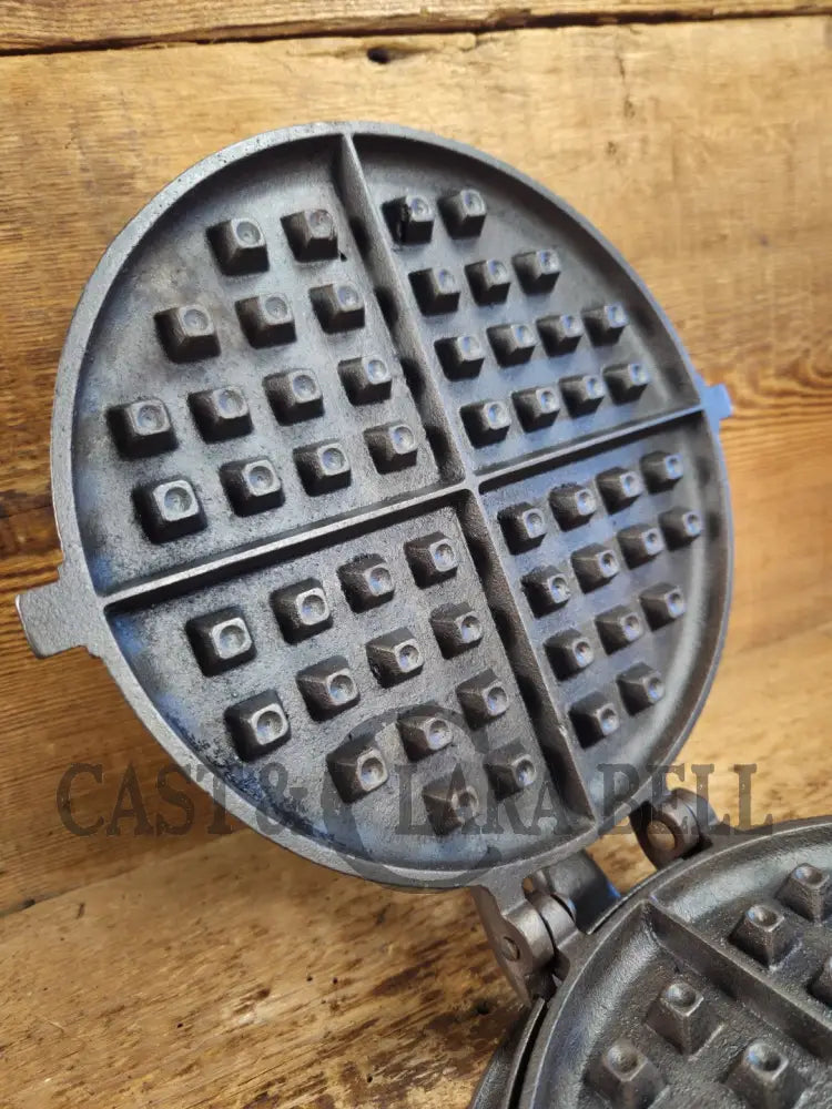 Late 1800’s Unmarked BEAUTIFUL #8 Antique Waffle iron. Awesome raised 8 on both paddles and handles. VERY cool! Waffle