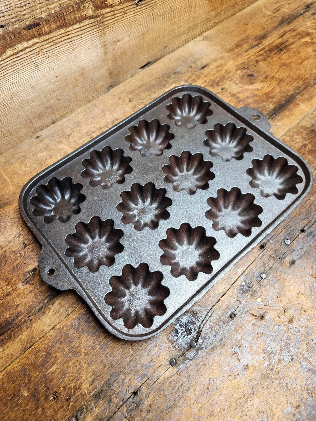 Gorgeous 12 Cup Cast Iron Turk Head Gem Pan. Unmarked Likely Lodge. Bakeware
