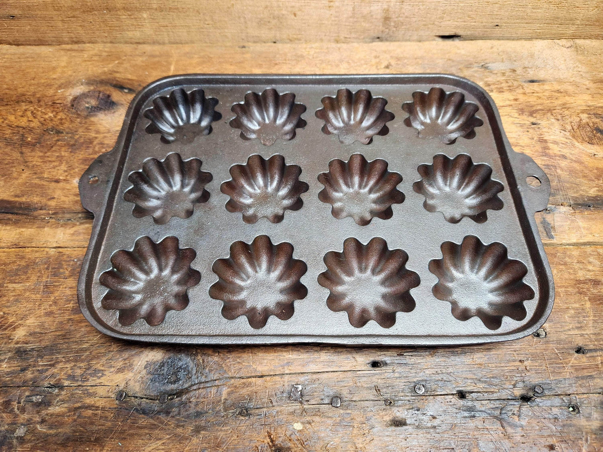Gorgeous 12 Cup Cast Iron Turk Head Gem Pan. Unmarked Likely Lodge. Bakeware