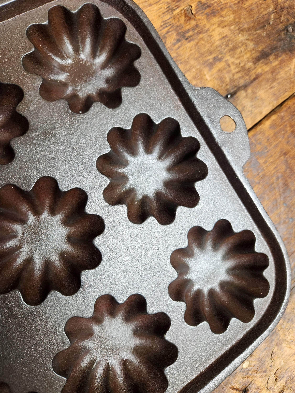 Gorgeous 12 Cup Cast Iron Turk Head Gem Pan. Unmarked Likely Lodge. Bakeware