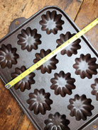 Gorgeous 12 Cup Cast Iron Turk Head Gem Pan. Unmarked Likely Lodge. Bakeware