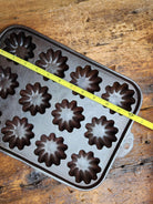 Gorgeous 12 Cup Cast Iron Turk Head Gem Pan. Unmarked Likely Lodge. Bakeware