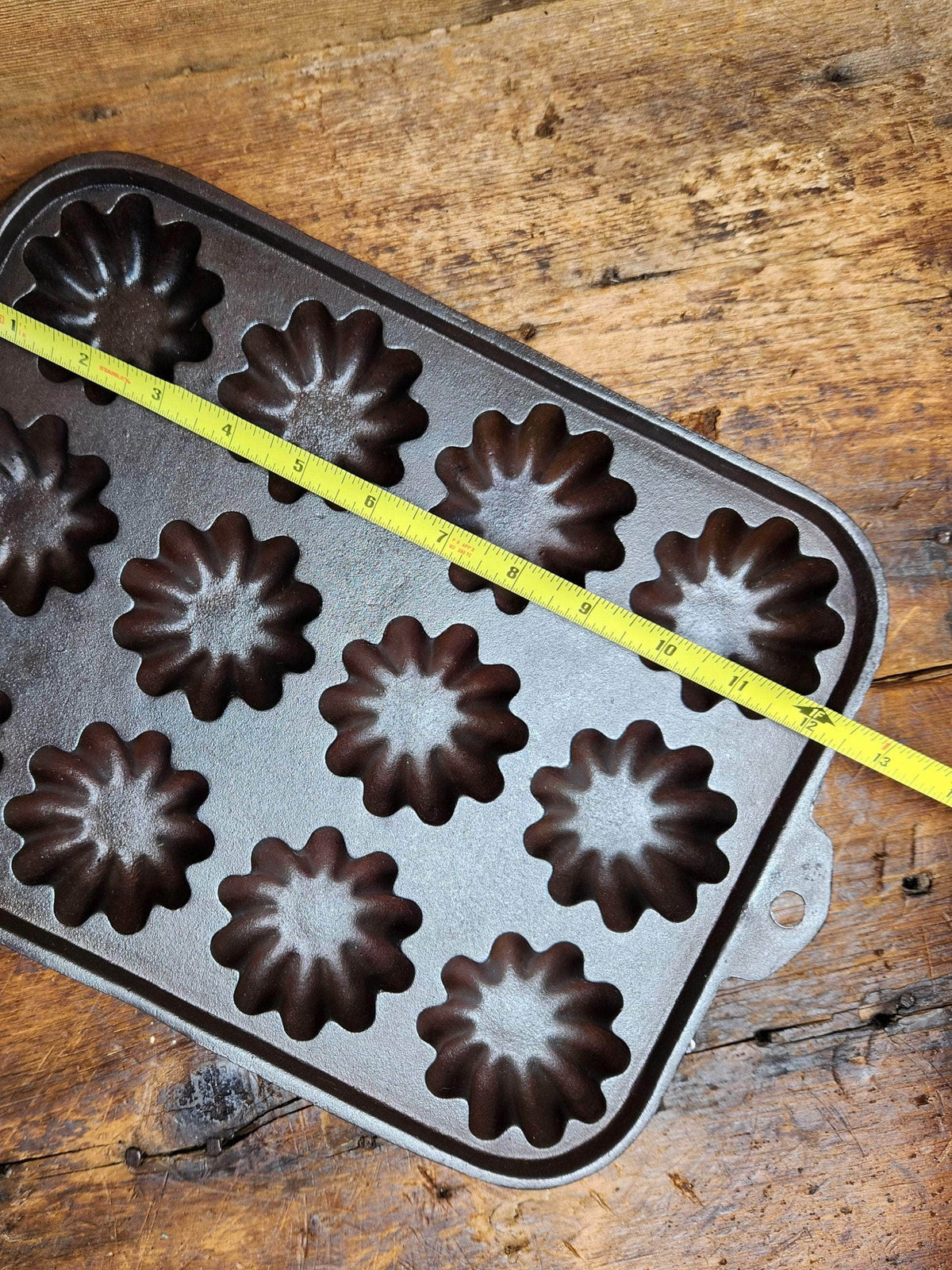 Gorgeous 12 Cup Cast Iron Turk Head Gem Pan. Unmarked Likely Lodge. Bakeware