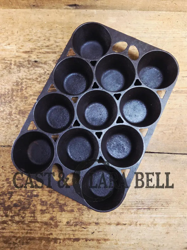 Lovely Griswold No. 10 Popover Pan 949. Fully Restored and ready to make the best brownies muffins or cornbread! SC24