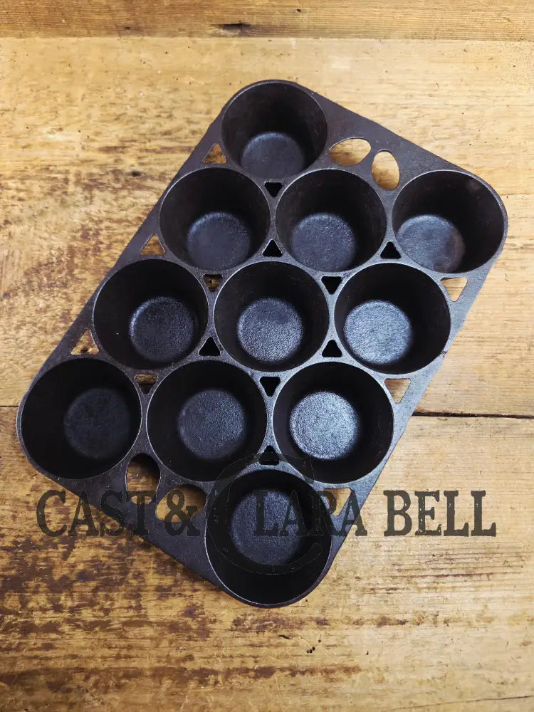 Lovely Griswold No. 10 Popover Pan 949. Fully Restored and ready to make the best brownies muffins or cornbread! SC24