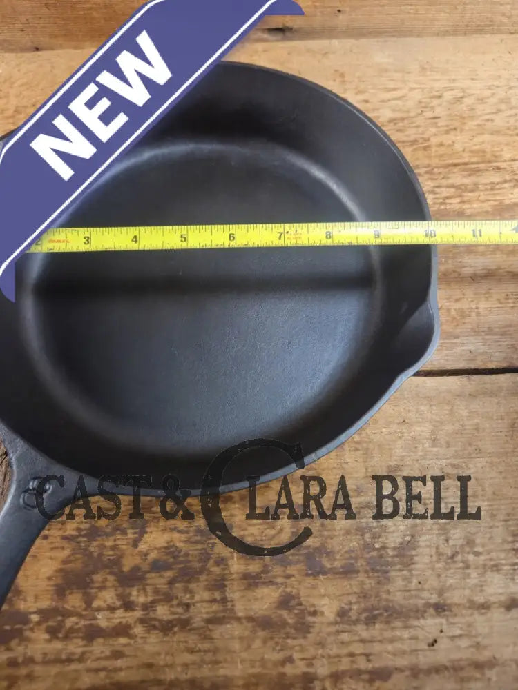 Martin Stove & Range Co. #8 Cast Iron Skillet with ’Hamburger’ Logo. Versatile and elegant Skillet