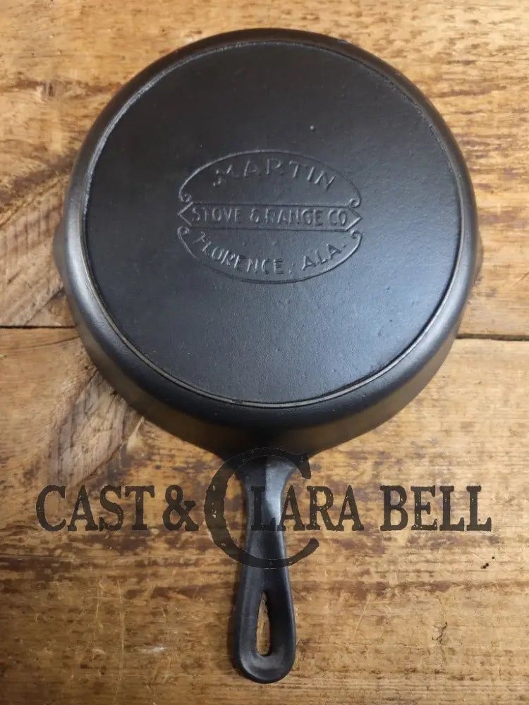 Martin Stove & Range Co. #8 Cast Iron Skillet with ’Hamburger’ Logo. Versatile and elegant Skillet