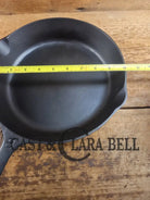 Martin Stove & Range Co. #8 Cast Iron Skillet with ’Hamburger’ Logo. Versatile and elegant Skillet