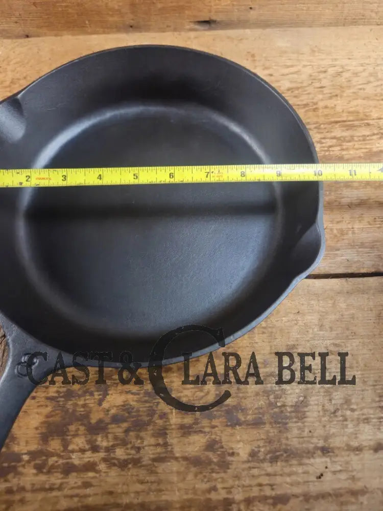 Martin Stove & Range Co. #8 Cast Iron Skillet with ’Hamburger’ Logo. Versatile and elegant Skillet
