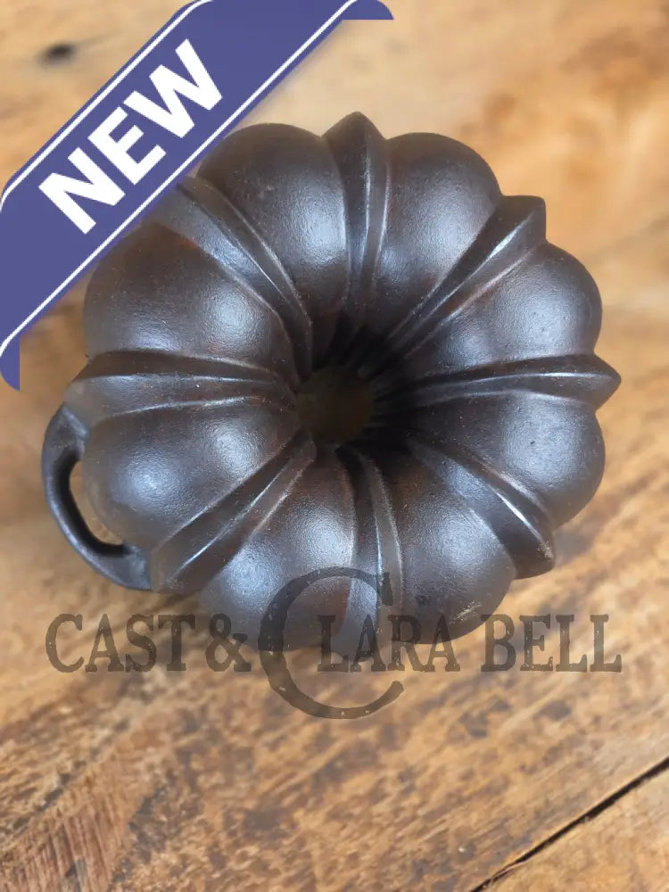 Mid 1900’s Lodge traditional style fluted cake pan - Bakeware