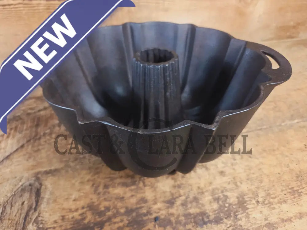 Mid 1900’s Lodge traditional style fluted cake pan - Bakeware