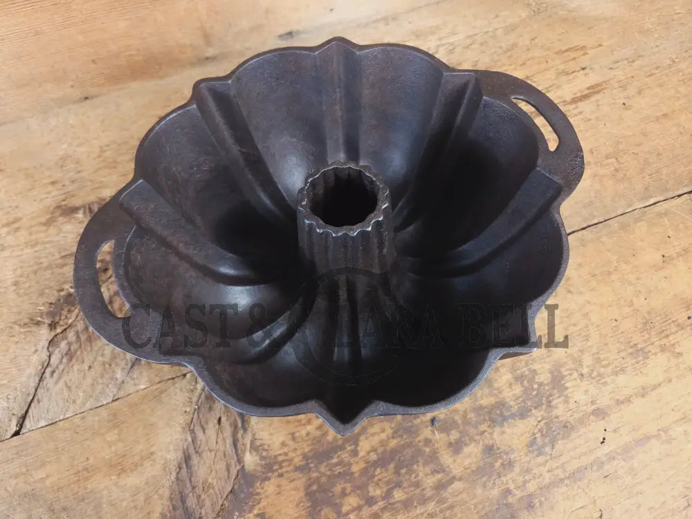 Mid 1900’s Lodge traditional style fluted cake pan - Bakeware