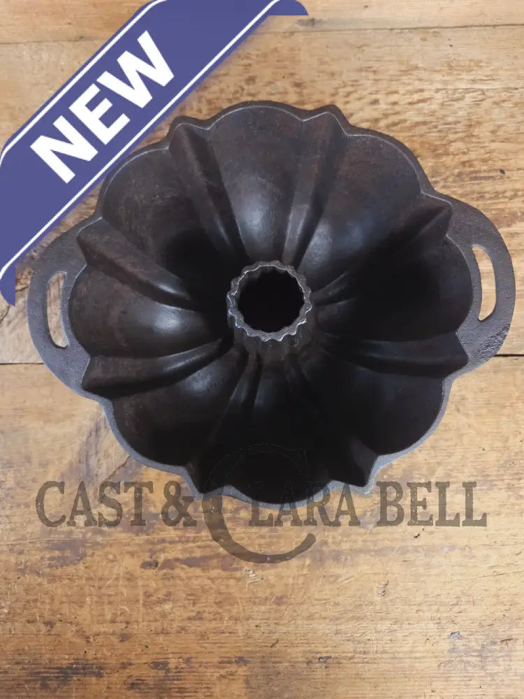 Mid 1900’s Lodge traditional style fluted cake pan - Bakeware