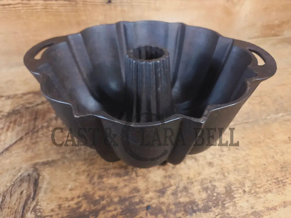 Mid 1900’s Lodge traditional style fluted cake pan - Bakeware