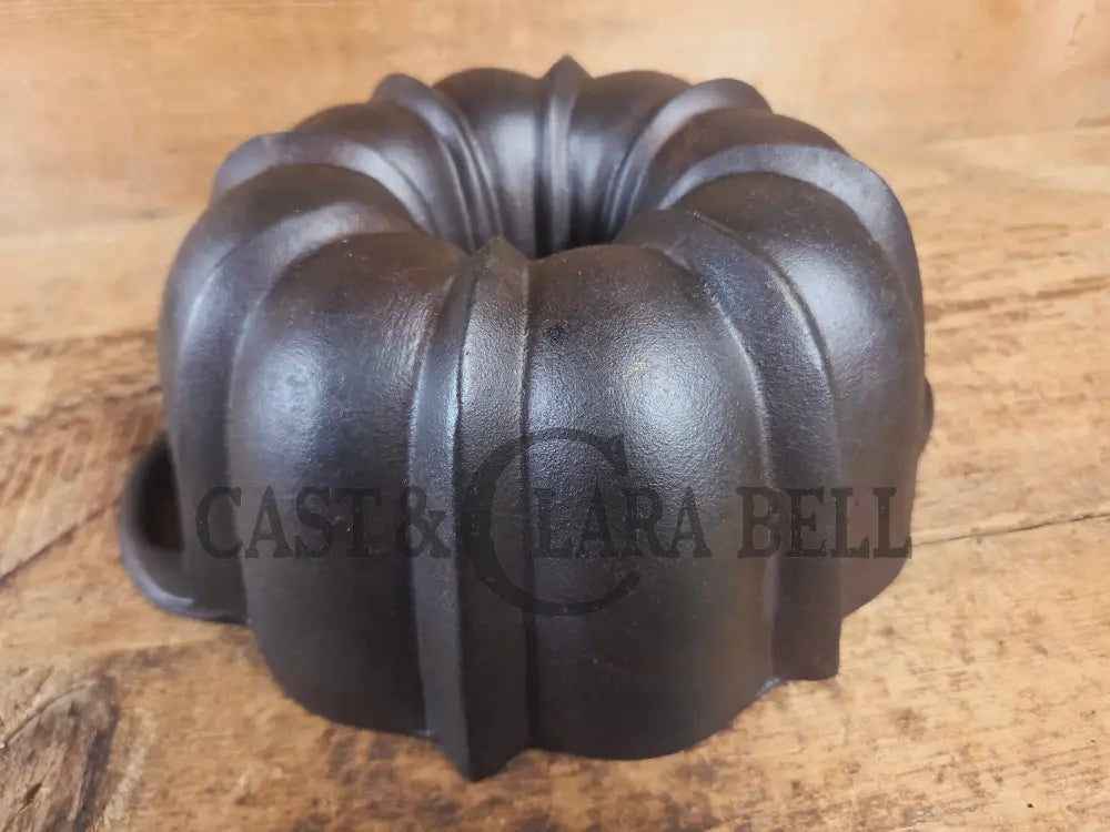 Mid 1900’s Lodge traditional style fluted cake pan - Bakeware