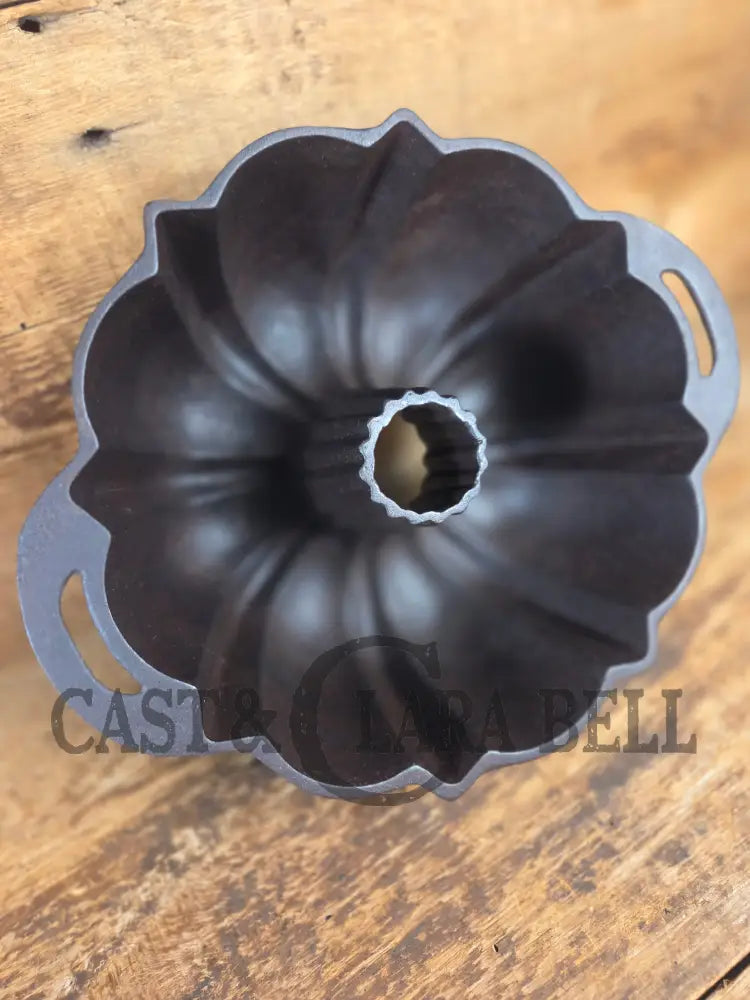 Mid 1900’s Lodge traditional style fluted cake pan - Bakeware
