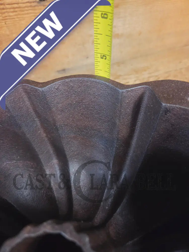 Mid 1900’s Lodge traditional style fluted cake pan - Bakeware