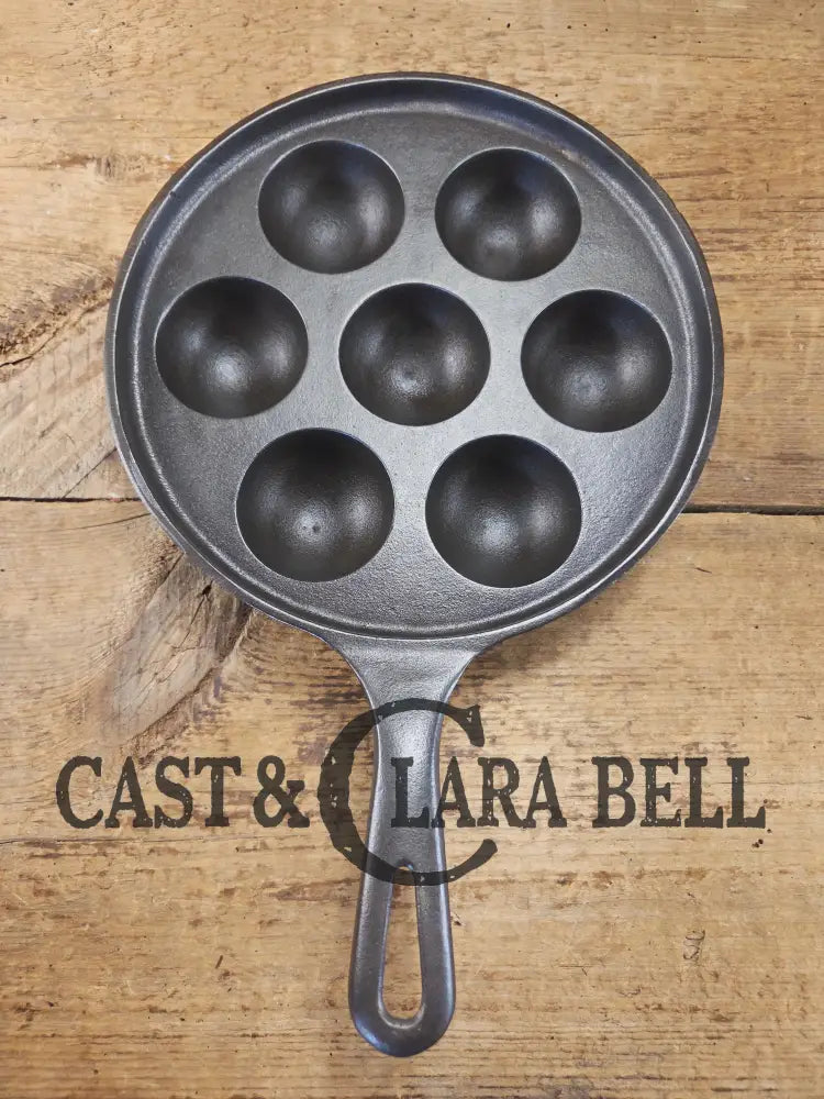 Mint and trending! Beautiful Griswold No. 32 Cast Iron Aebleskiver 962. Awesome poached eggs! Skillet