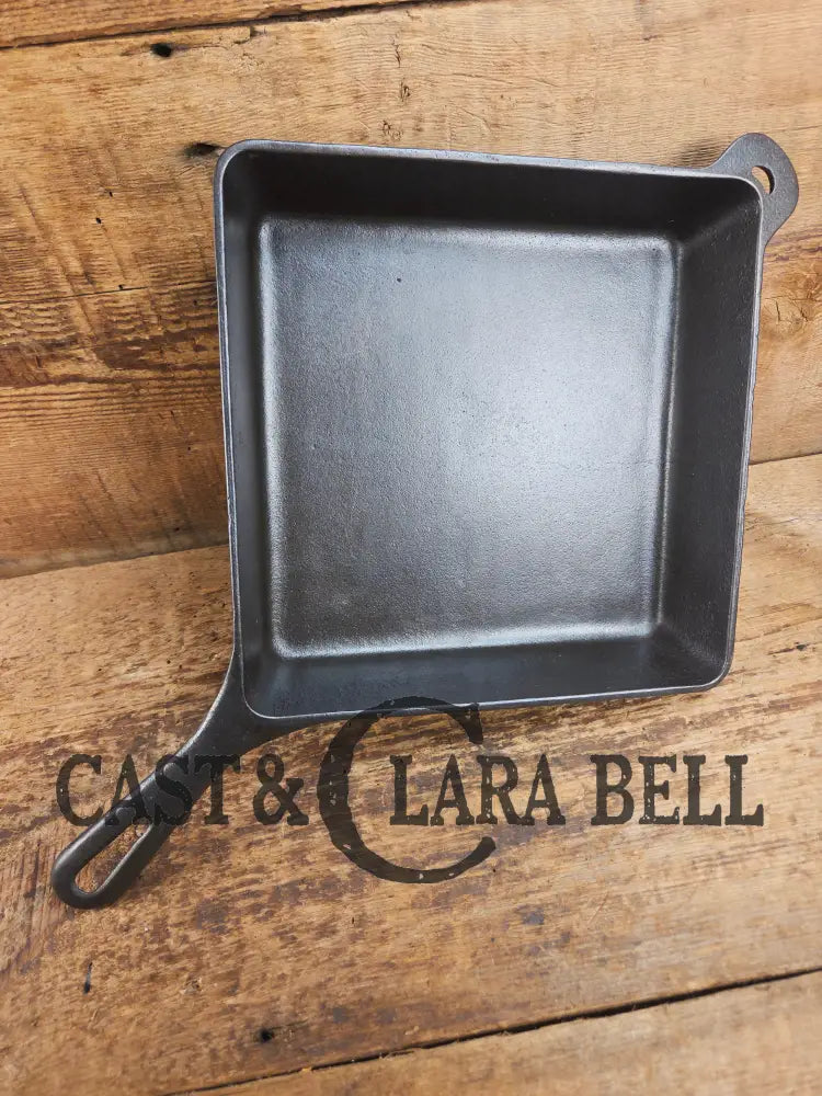 Mint condition 1940’s Griswold No. 768 A Square Utility Skillet. GREAT for cornbread and brownies! Skillet