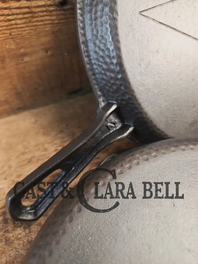 Mint Condition Hammered finish Lodge 4-In-1 star logo Combo Cooker. So versatile and elegant. Perfect gift or fully