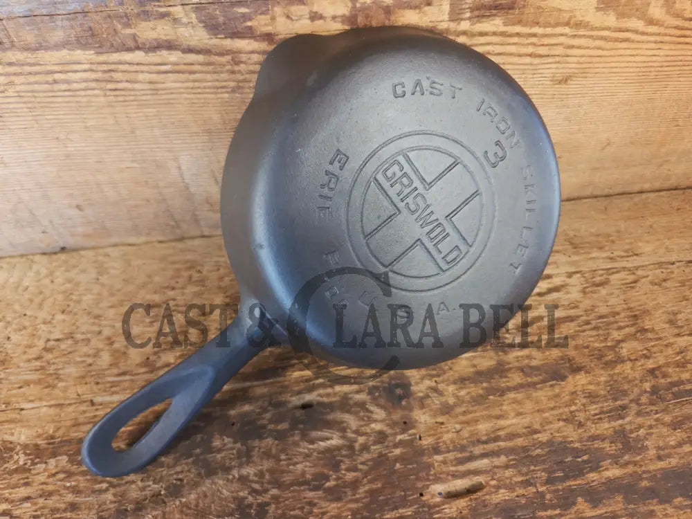 Must have egg skillet! Griswold #3 Skillet with Large Block Logo 709 - Skillet