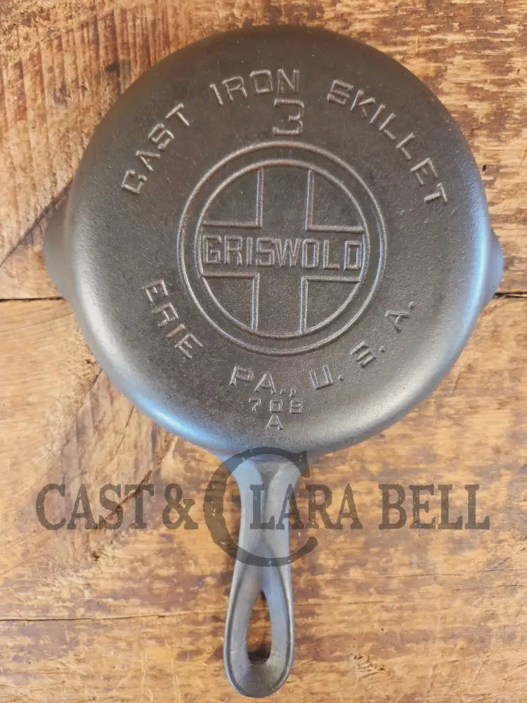 Must have egg skillet! Griswold #3 Skillet with Large Block Logo 709 A - Skillet