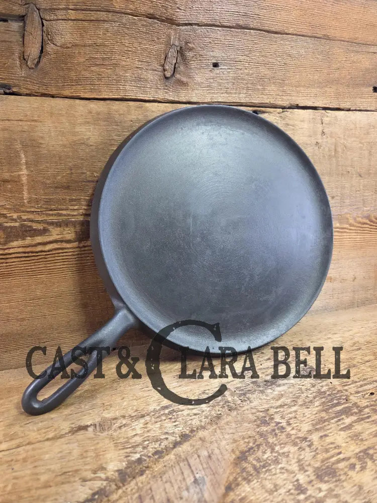 Popular 1930’s Wagner #9 Round Griddle Stylized Logo 1109 G. Perfect for grilled cheese omelets and flat iron cooking!