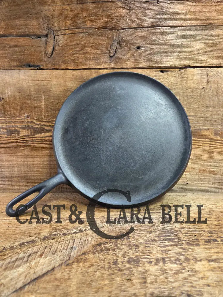 Popular 1930’s Wagner #9 Round Griddle Stylized Logo 1109 G. Perfect for grilled cheese omelets and flat iron cooking!