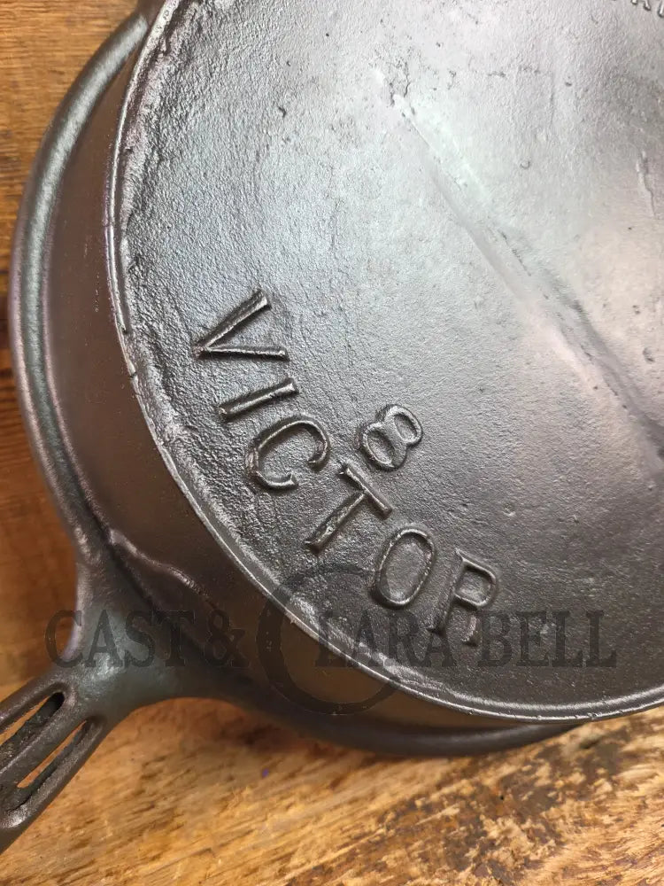 Pretty unique piece! Victor Stove Works brand #8 ’Odorless’ deep skillet. Beautiful Skillet