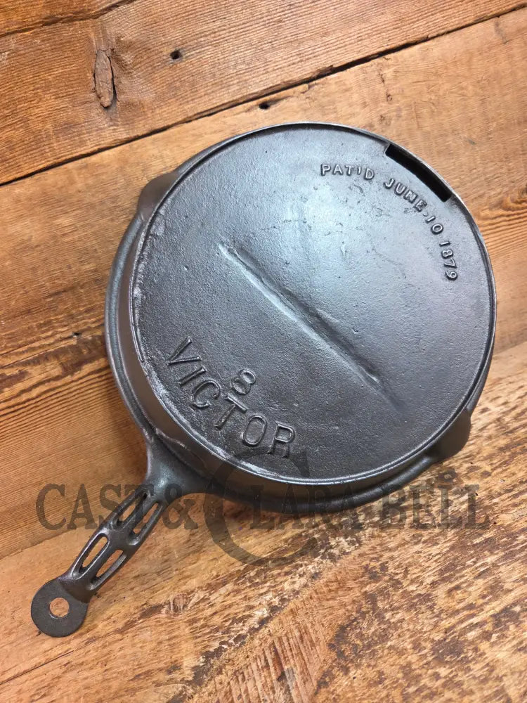 Pretty unique piece! Victor Stove Works brand #8 ’Odorless’ deep skillet. Beautiful Skillet