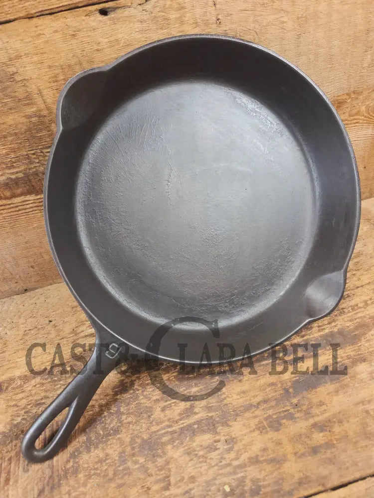 Priced to Sell! 1920’s Griswold’s Victor #9 Skillet with Heat Ring 723. Awesome daily user! - Skillet