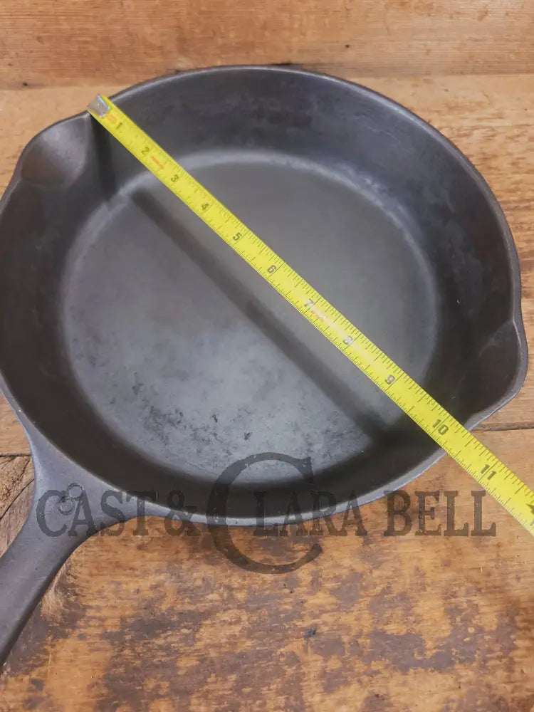 Priced to Sell. 1930’s Wagner Ware #8 Cast Iron Skillet with Stylized Logo 1058 S shift mark. - Skillet