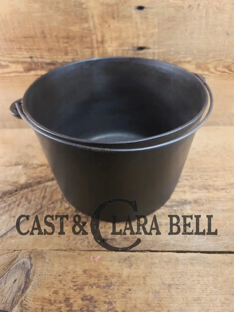 Priced to Sell and not seen often. 1930’s #7 Favorite Piqua flat bottom kettle. PERFECT daily user for soups stews and