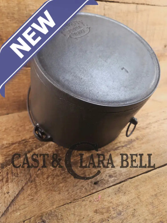 Priced to Sell and not seen often. 1930’s #7 Favorite Piqua flat bottom kettle. PERFECT daily user for soups stews and