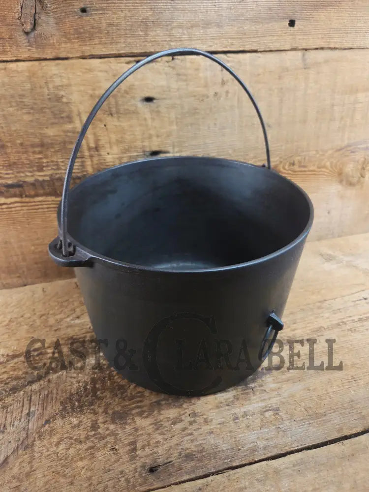 Priced to Sell and not seen often. 1930’s #7 Favorite Piqua flat bottom kettle. PERFECT daily user for soups stews and