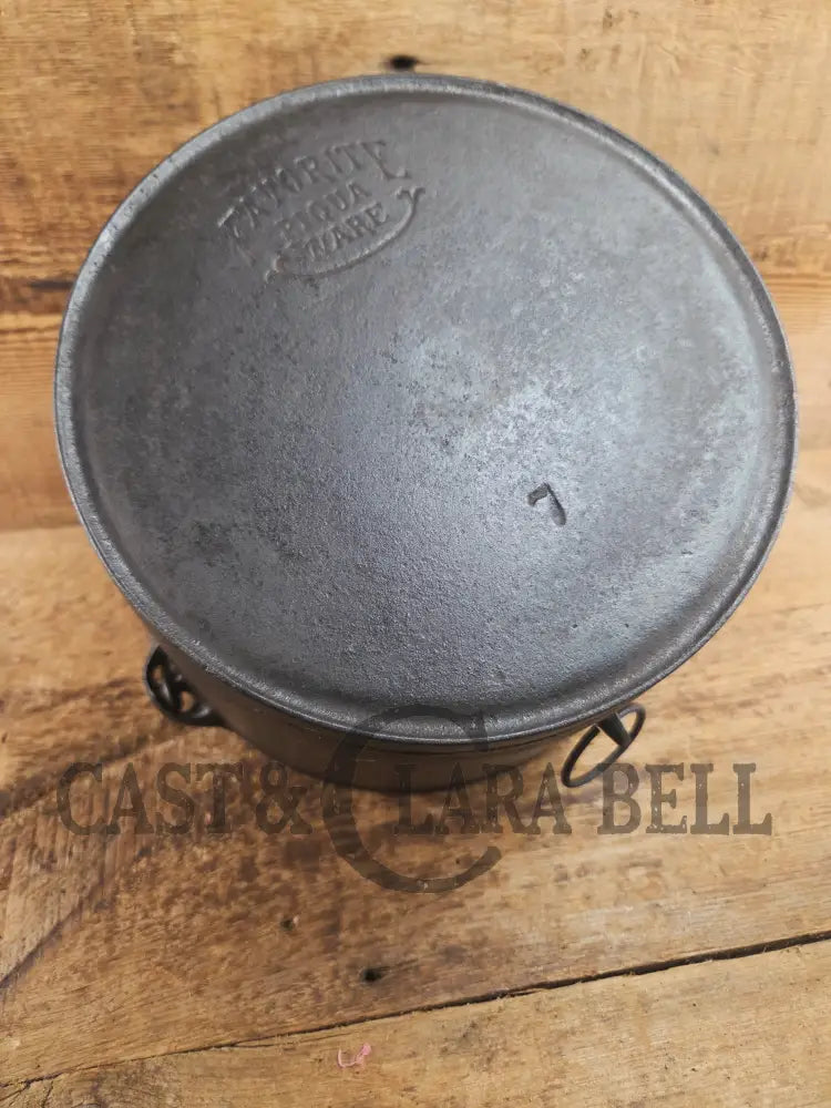 Priced to Sell and not seen often. 1930’s #7 Favorite Piqua flat bottom kettle. PERFECT daily user for soups stews and