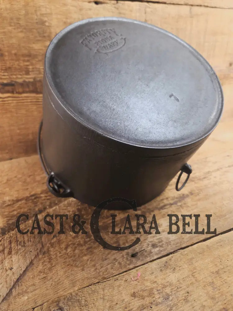 Priced to Sell and not seen often. 1930’s #7 Favorite Piqua flat bottom kettle. PERFECT daily user for soups stews and